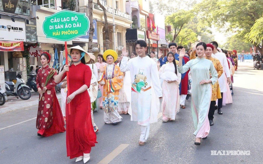 Đoàn áo dài diễu h