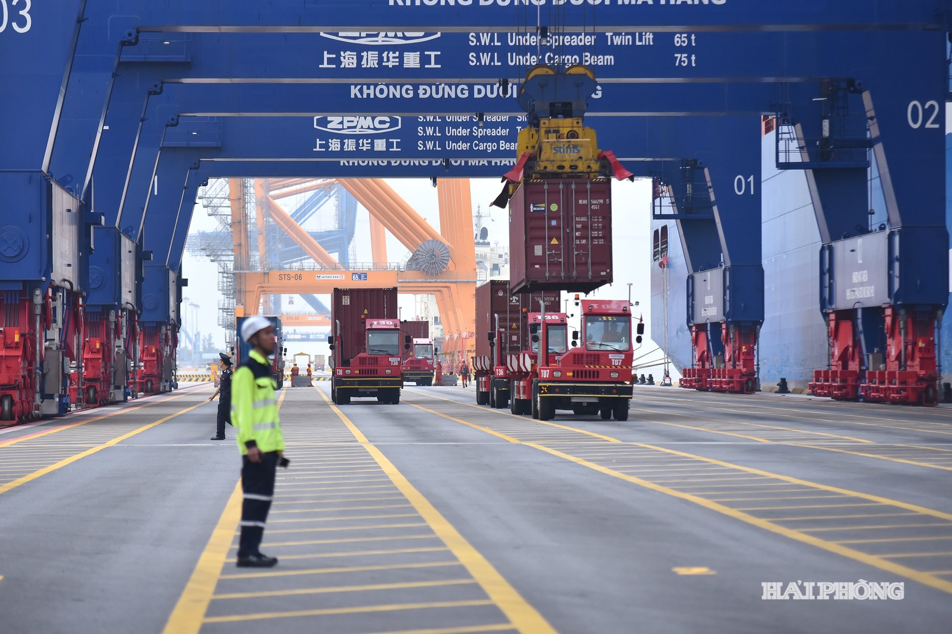 Siêu tàu Cosco Shipping Aquarius - 197.000 DWT - 400m LOA cập Cảng container quốc tế Hateco Hải Phòng.