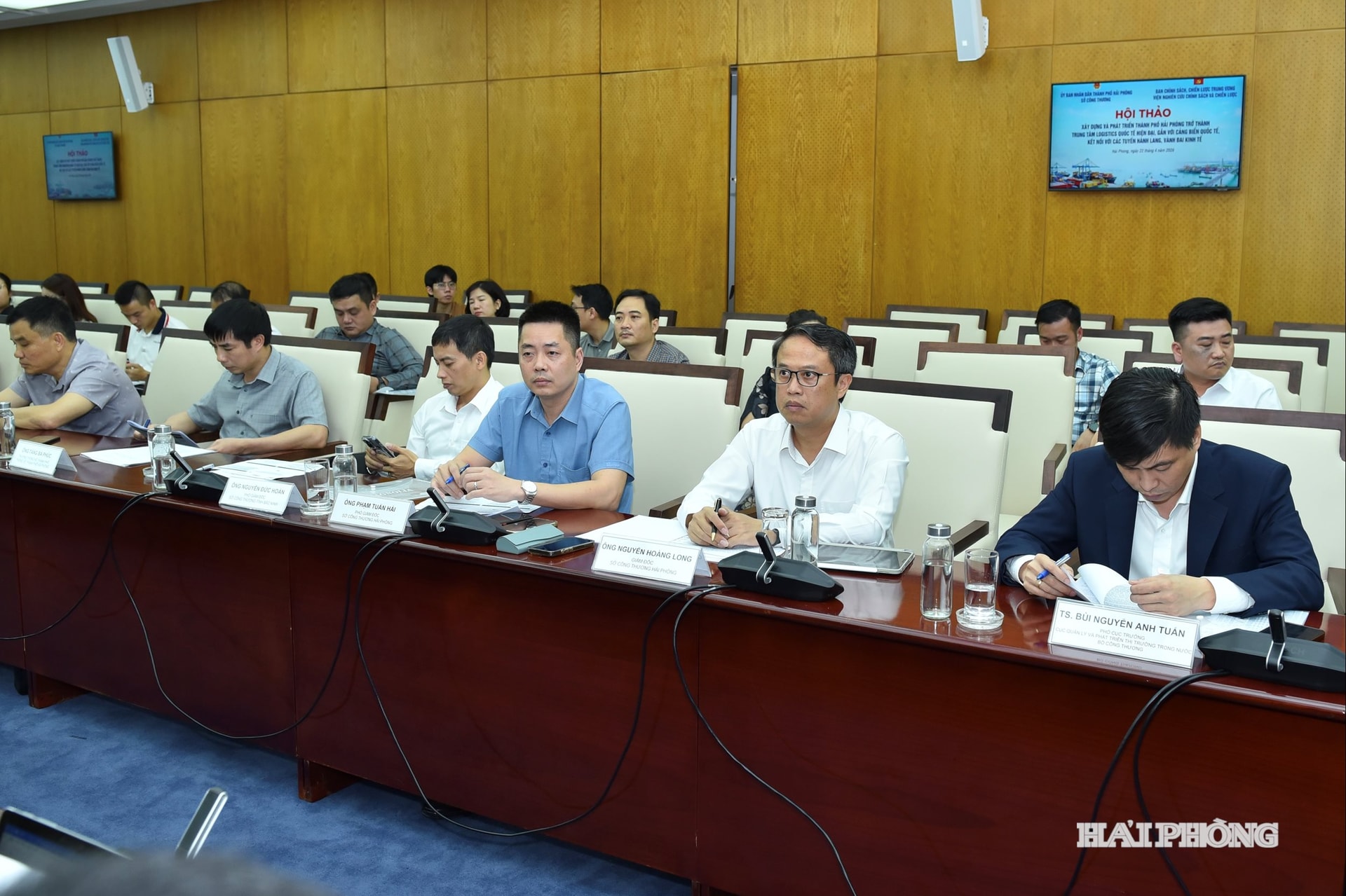 Các đại biểu dự hội nghị.