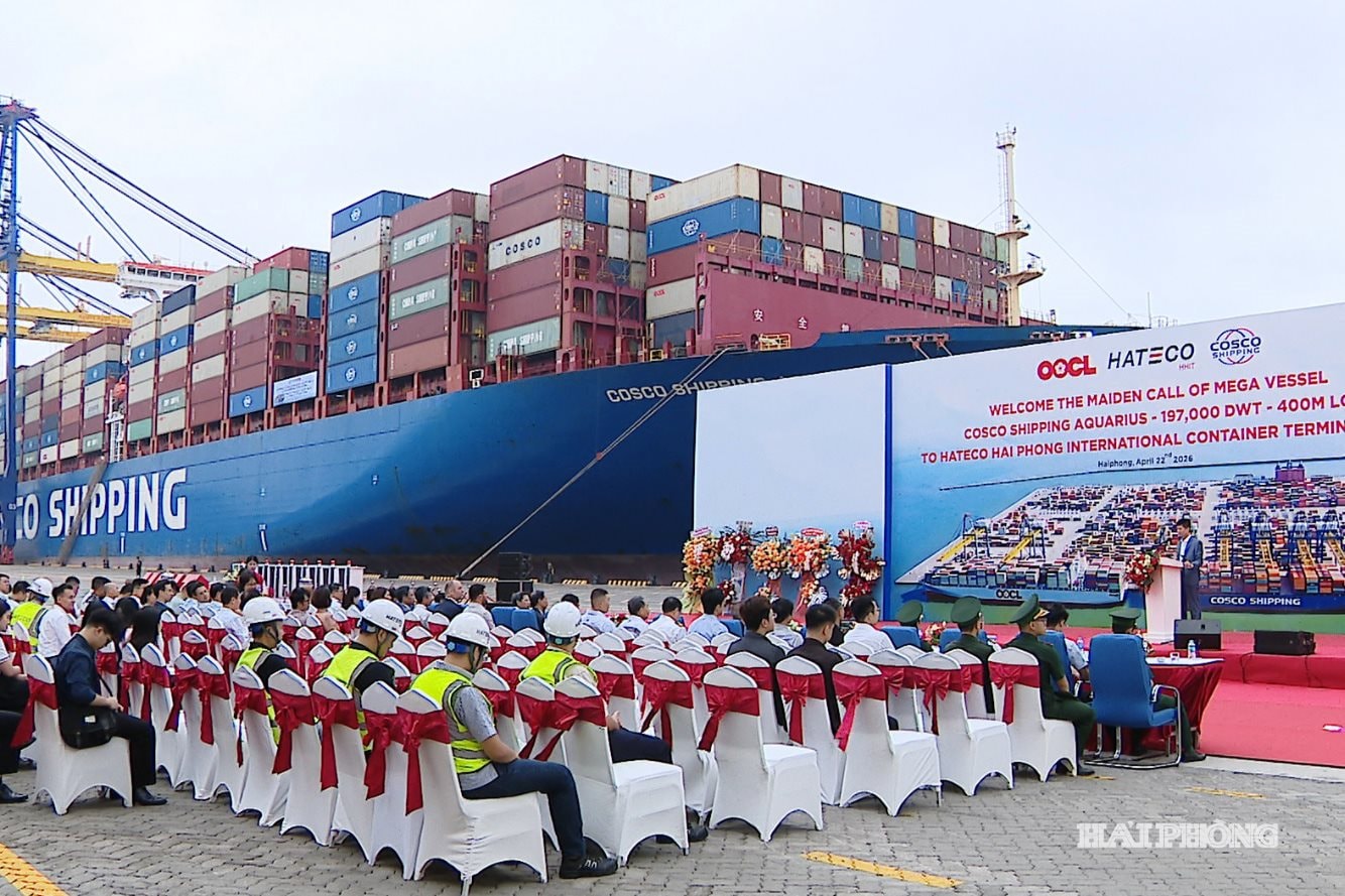 Quang cảnh lễ đón siêu tàu Cosco Shipping Aquarius - 197.000 DWT - 400m LOA cập Cảng container quốc tế Hateco Hải Phòng.