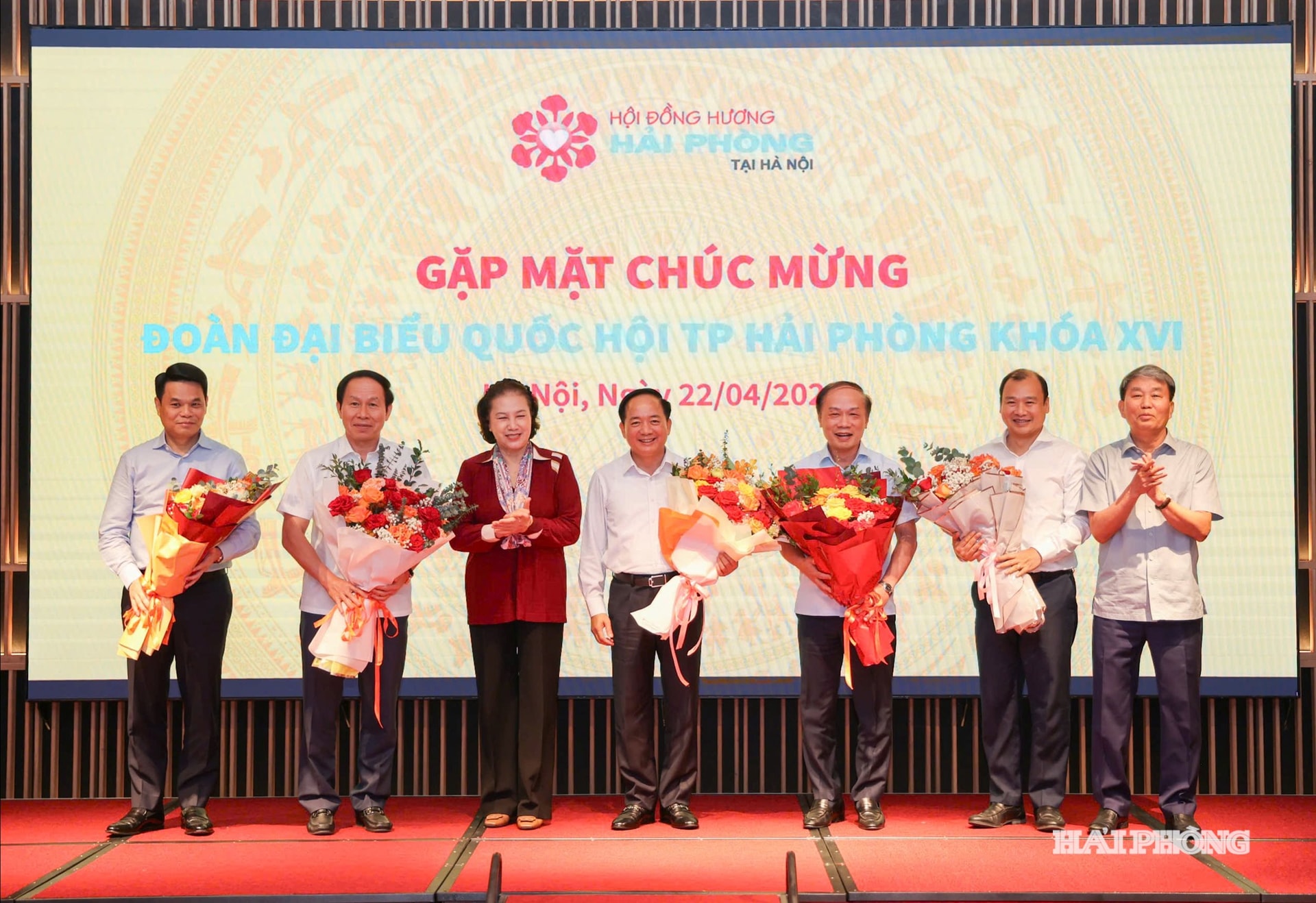 Đồng chí Nguyễn Thị Kim Ngân, Nguyên UVBCT, Nguyên Chủ tịch Quốc hội tặng hoa chúc mừng các đồng chí lãnh đạo