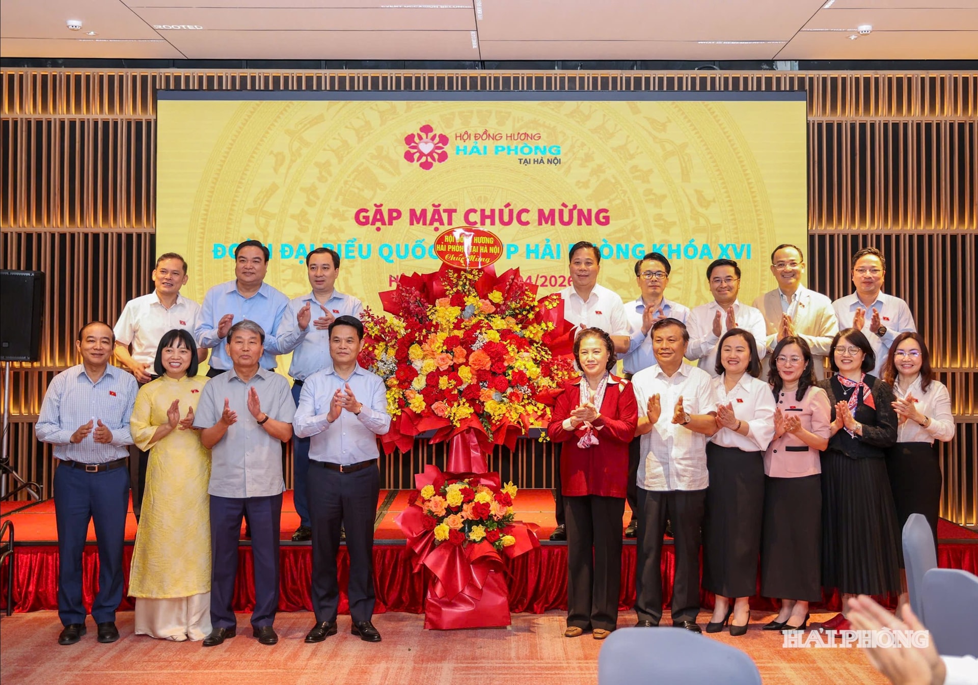 Đồng chí Nguyễn Thị Kim Ngân, Nguyên UVBCT, Nguyên Chủ tịch Quốc hội tặng hoa chúc mừng đoàn Đại biểu Quốc hội Hải Phòng khóa 16