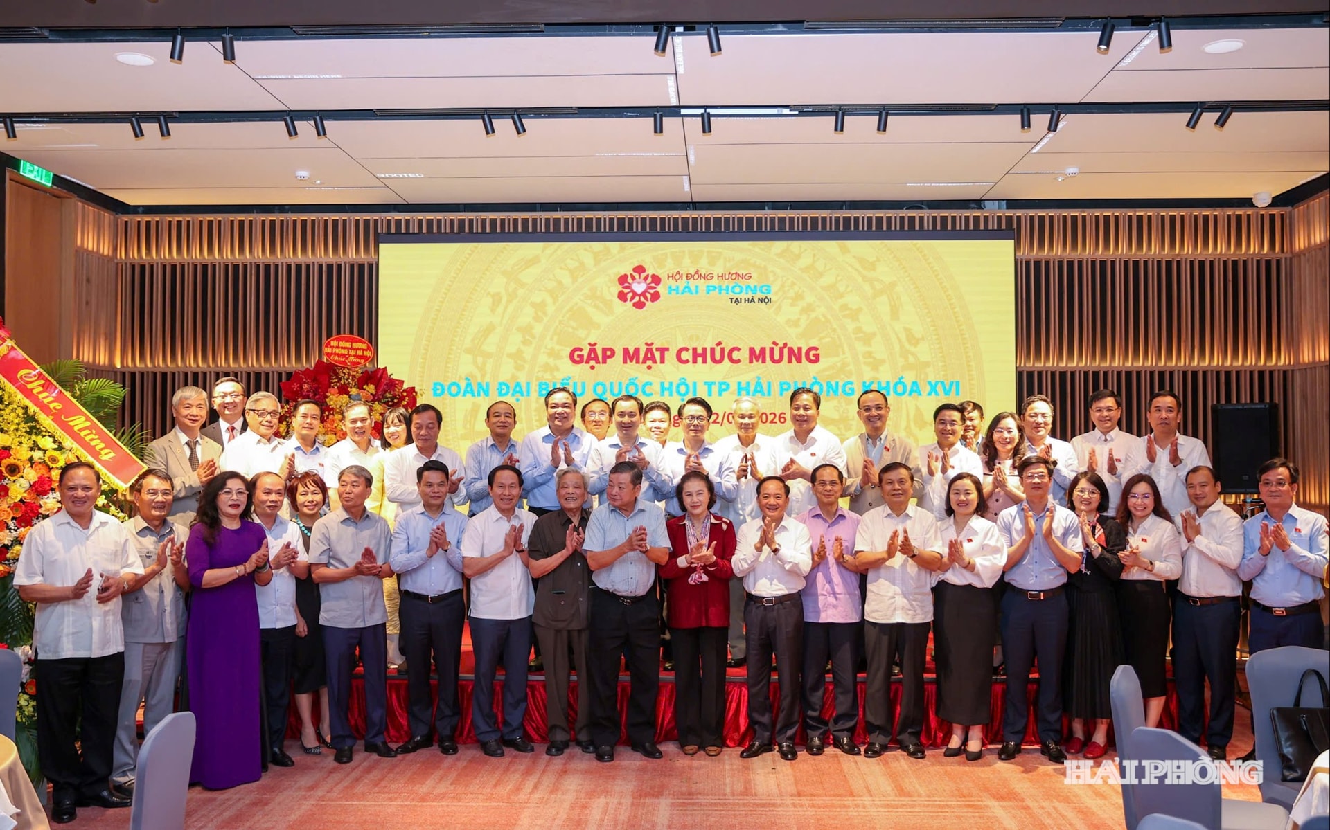 Các đồng chí lãnh đạo, nguyên lãnh đạo Đảng, Nhà nước và thành phố chụp ảnh lưu niệm cùng Ban liên lạc hội đồng hương Hải Phòng tại thành phố Hà Nội