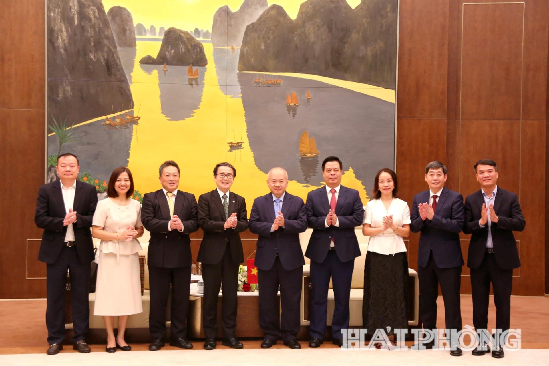 Đồng chí Đỗ Thành Trung, Chủ tịch UBND thành phố cùng đại diện các Sở, Ngành thành phố chụp ảnh lưu niệm với Đoàn Công tác Tỉnh Kagawa