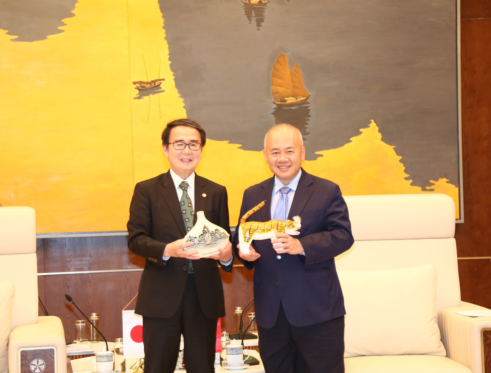 Đồng chí Đỗ Thành Trung, Chủ tịch UBND thành phố tặng quà Đoàn Công tác Tỉnh Kagawa