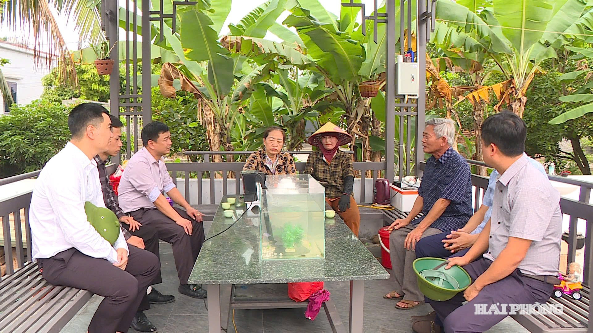 Chính quyền địa phương và trưởng các thôn đến tận nhà tuyên truyền, vận động người dân chấp hành chủ trương