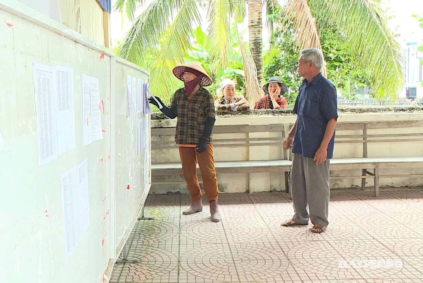 Người dân tìm hiểu thông báo niêm yết công khai thu hồi đất tại nhà văn hoá thôn