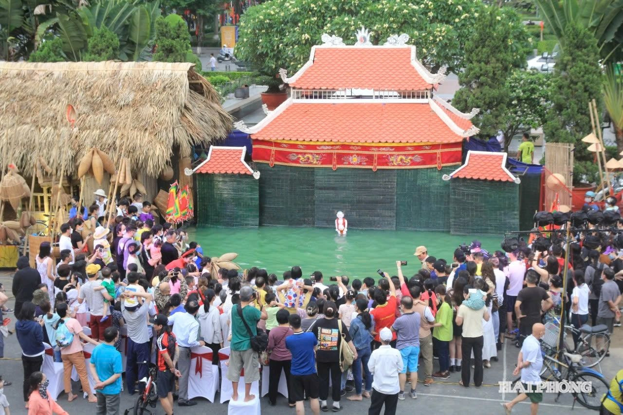 bieu-dien-mua-roi.jpg