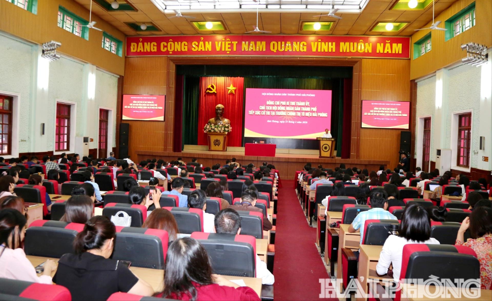 Đồng chí Lê Văn Hiệu, Phó bí thư Thành ủy, Chủ tịch HĐND thành phố tiếp xúc cử tri là thầy cô và học viên Trường Chính trị Tô Hiệu