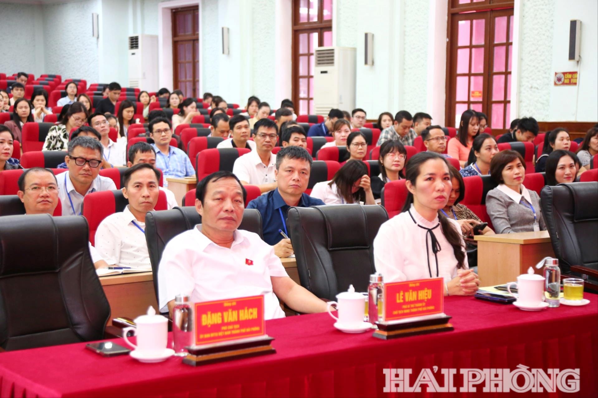 Đồng chí Lê Văn Hiệu, Phó bí thư Thành ủy, Chủ tịch HĐND thành phố tiếp xúc cử tri là thầy cô và học viên Trường Chính trị Tô Hiệu