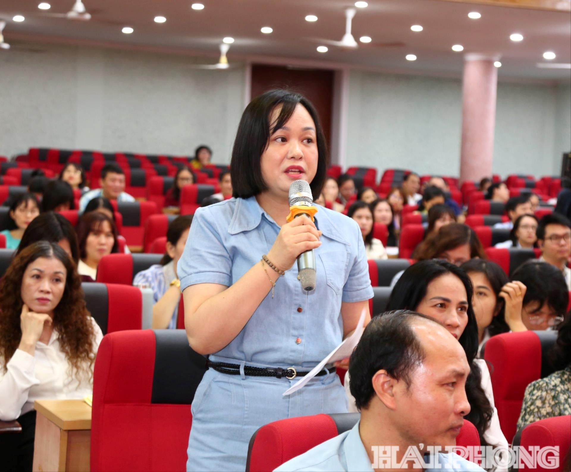 Các cử tri đóng góp ý kiến tại hội nghị Tiếp xúc cử tri Trường Chính trị Tô Hiệu