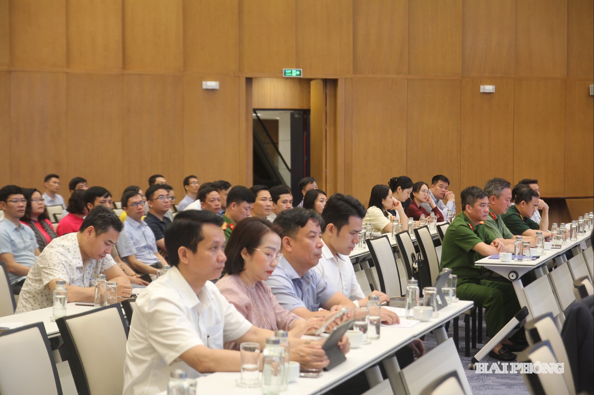 Các đại biểu dự hội nghị