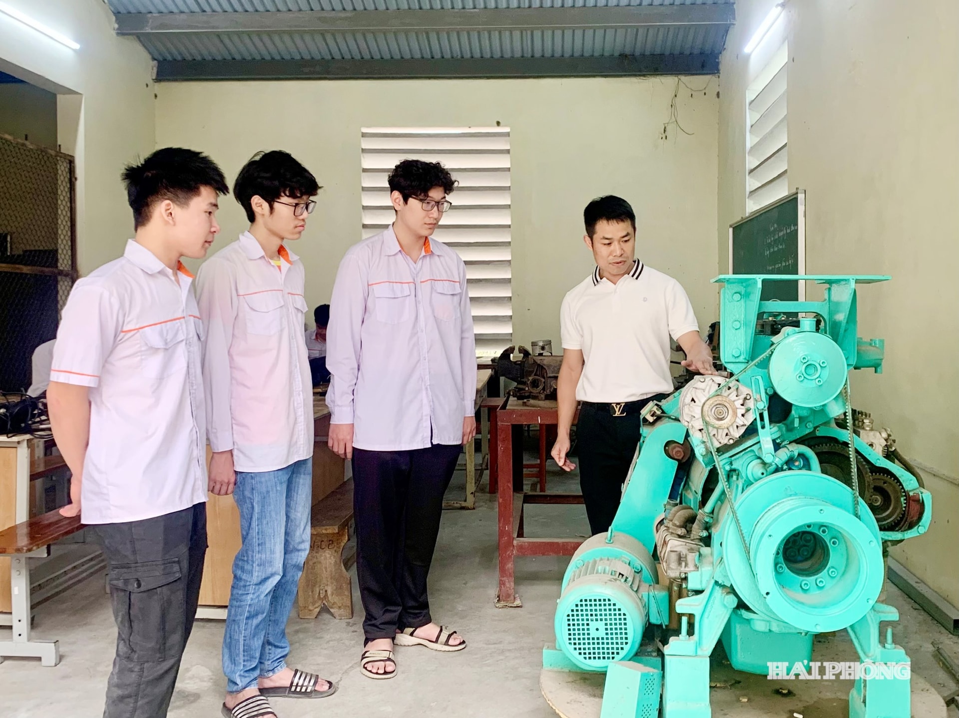 Sinh viên Trường Cao đẳng Thủy sản và Công nghệ thực phẩm trong giờ thực hành.