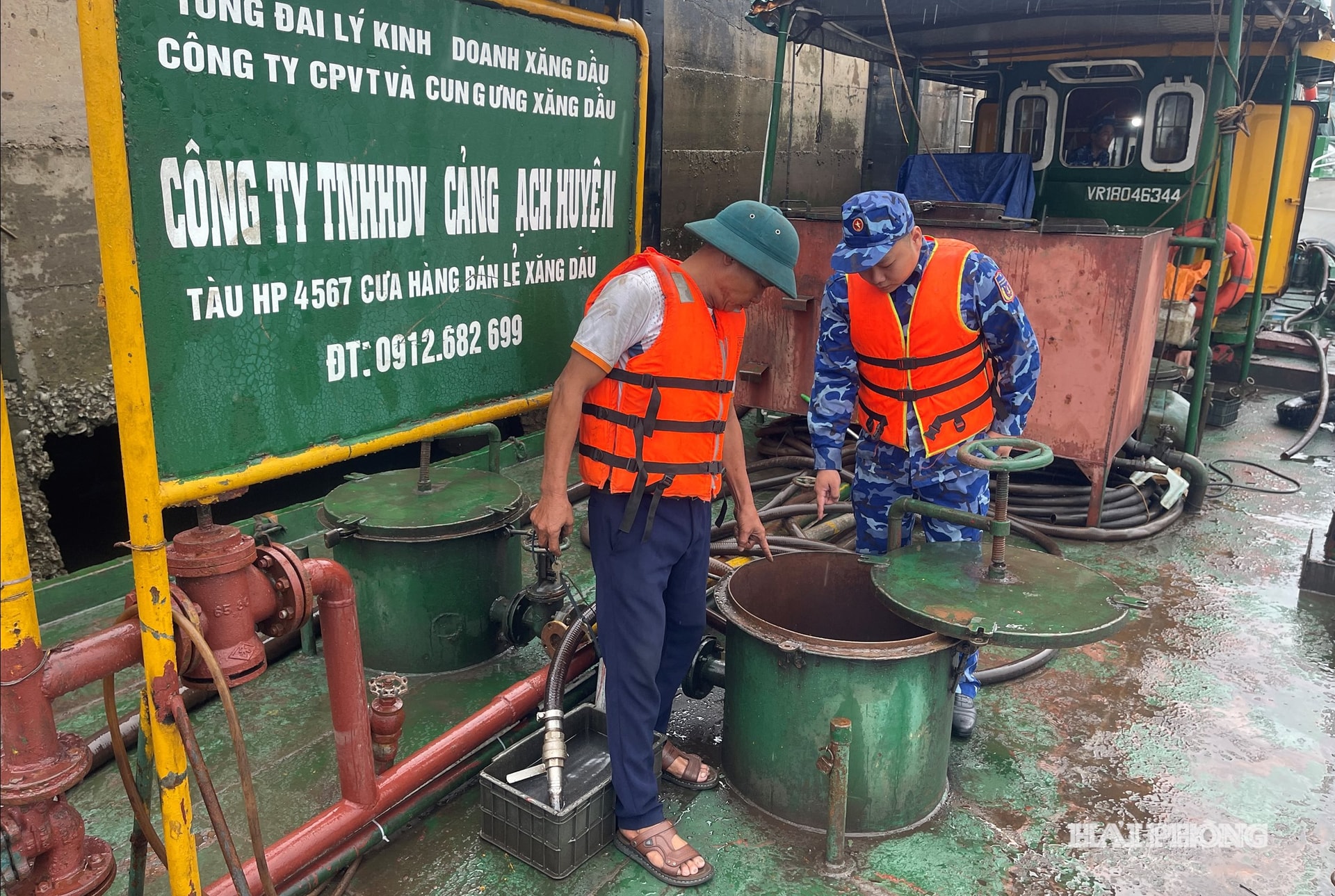 Lực lượng chức năng kiểm tra hàng hóa trên tàu