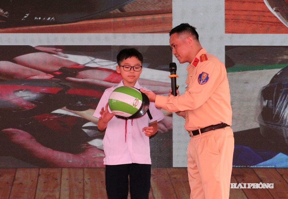trao-thuong-2-4861b636fb25964d3f81b35081effb6f(1).jpeg