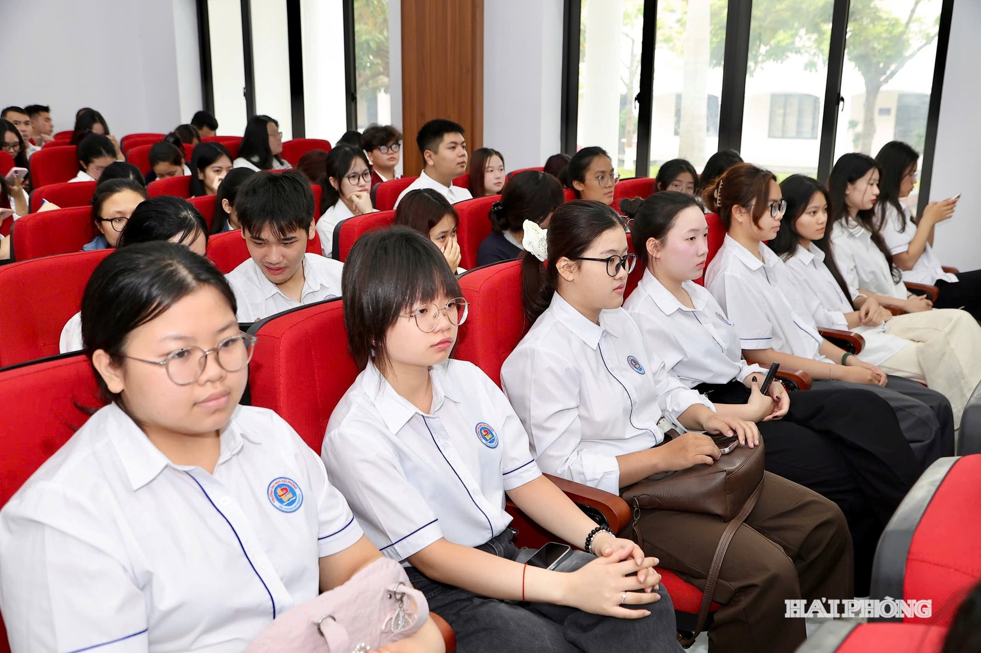 Các em sinh viên tham gia hội thảo