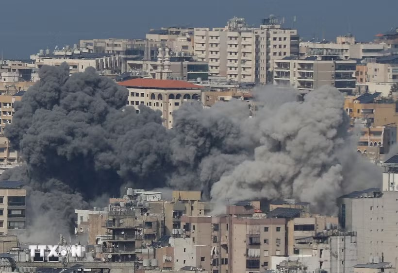 Khói bốc lên từ những toà nhà sau vụ tấn công của Israel vào khu vực Haret Hreik, phía Nam thủ đô Beirut, Liban. (Ảnh: THX/TTXVN)