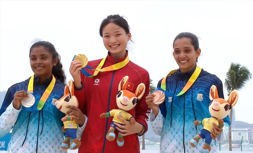 ha-thi-thuy-hang.png