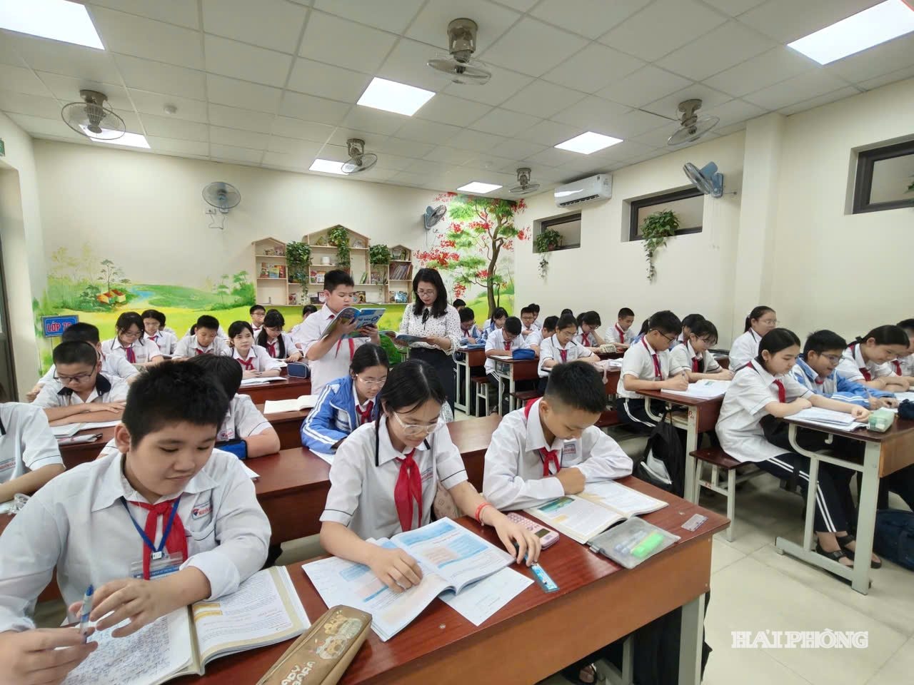 Ngành giáo dục đẩy mạnh chuyển đổi số, ứng dụng GIS và AI để xác định nơi cư trú, phân bổ chỗ học hợp lý, tránh quá tải. Trong ảnh: Học sinh Trường THCS Nguyễn Bá Ngọc (phường An Biên) trong giờ học.
