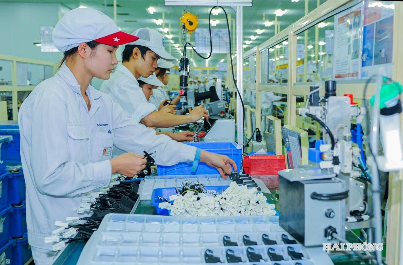 Công nhân Hải Phòng hăng say sáng tạo trong lao động, góp phần phát triển kinh tế thành phố.