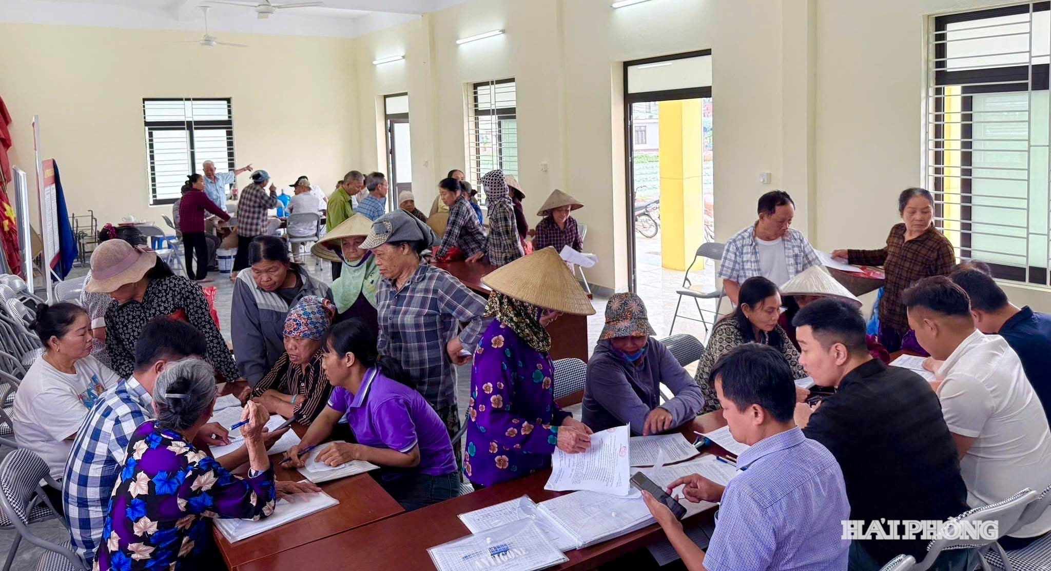 Cán bộ, công chức Trung tâm Phục vụ hành chính công xã Quyết Thắng hỗ trợ người dân thực hiện thủ tục hành chính
