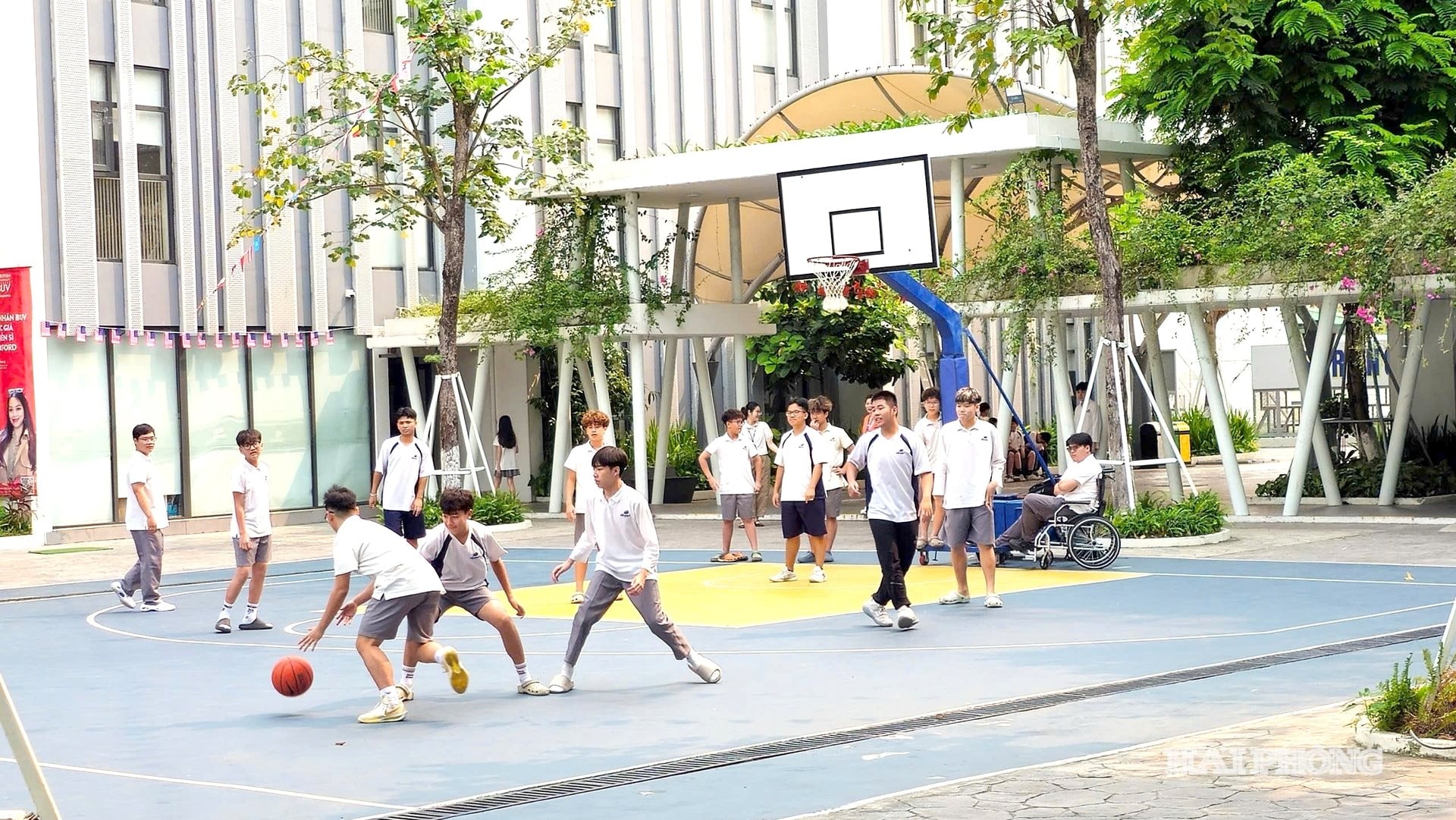 hoc-sinh-giao-tiep-nuoc-ngoai-1.jpg