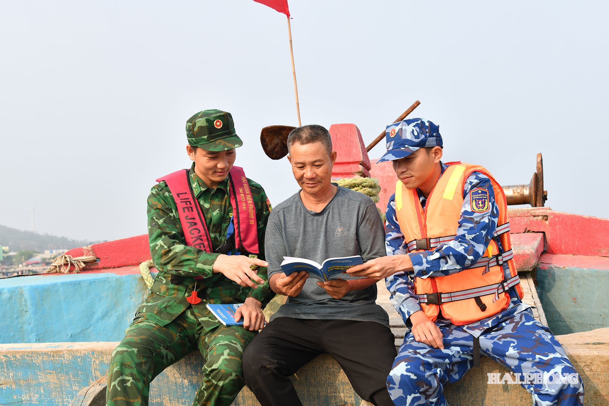 huong-dan-chu-phuong-tien-tra-cuu-va-su-dung-so-tay-phap-luat-canh-sat-bien.jpg
