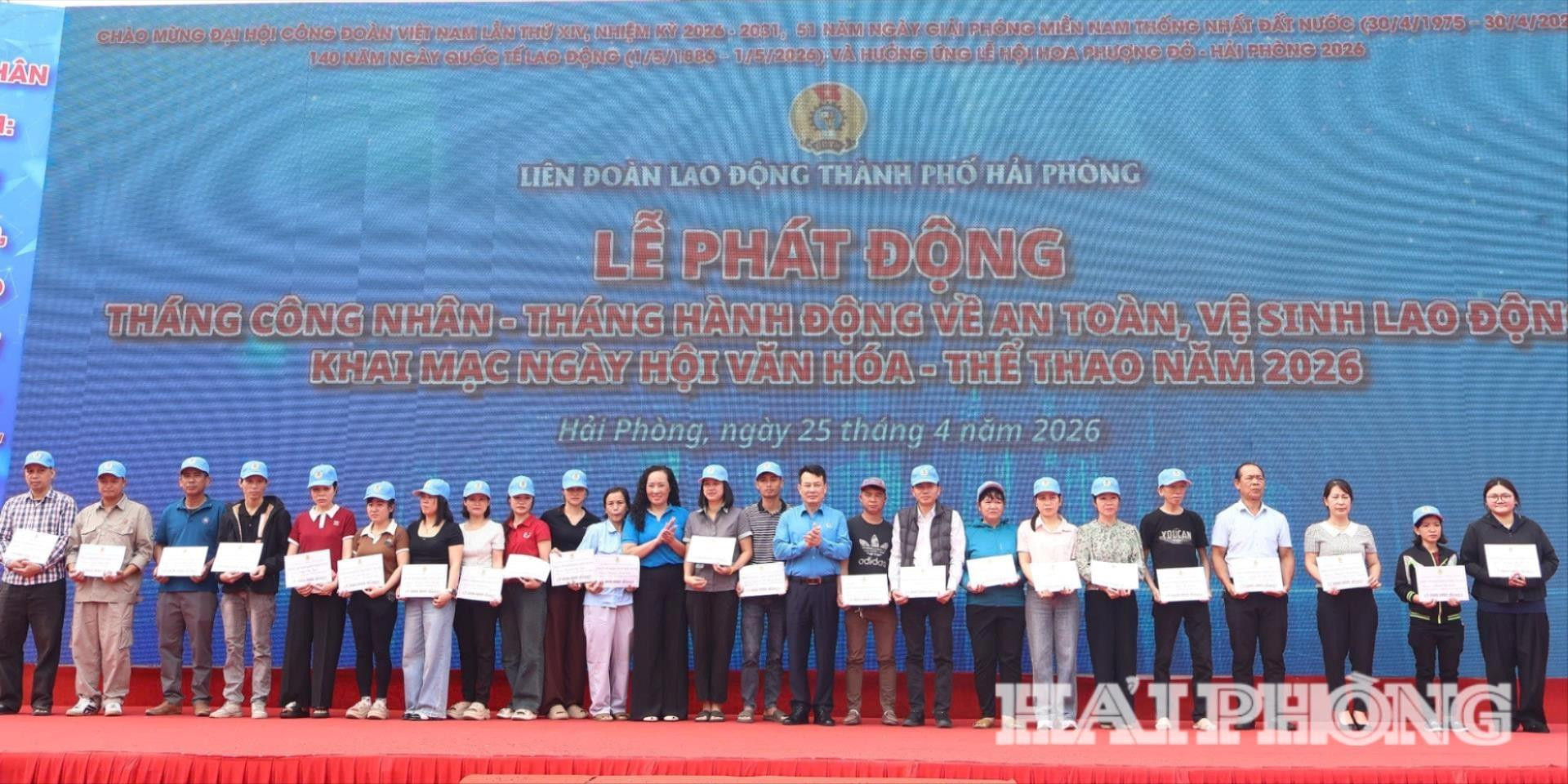 tang-qua-cong-nhan-co-hoan-canh-kho-khan-1-.jpg