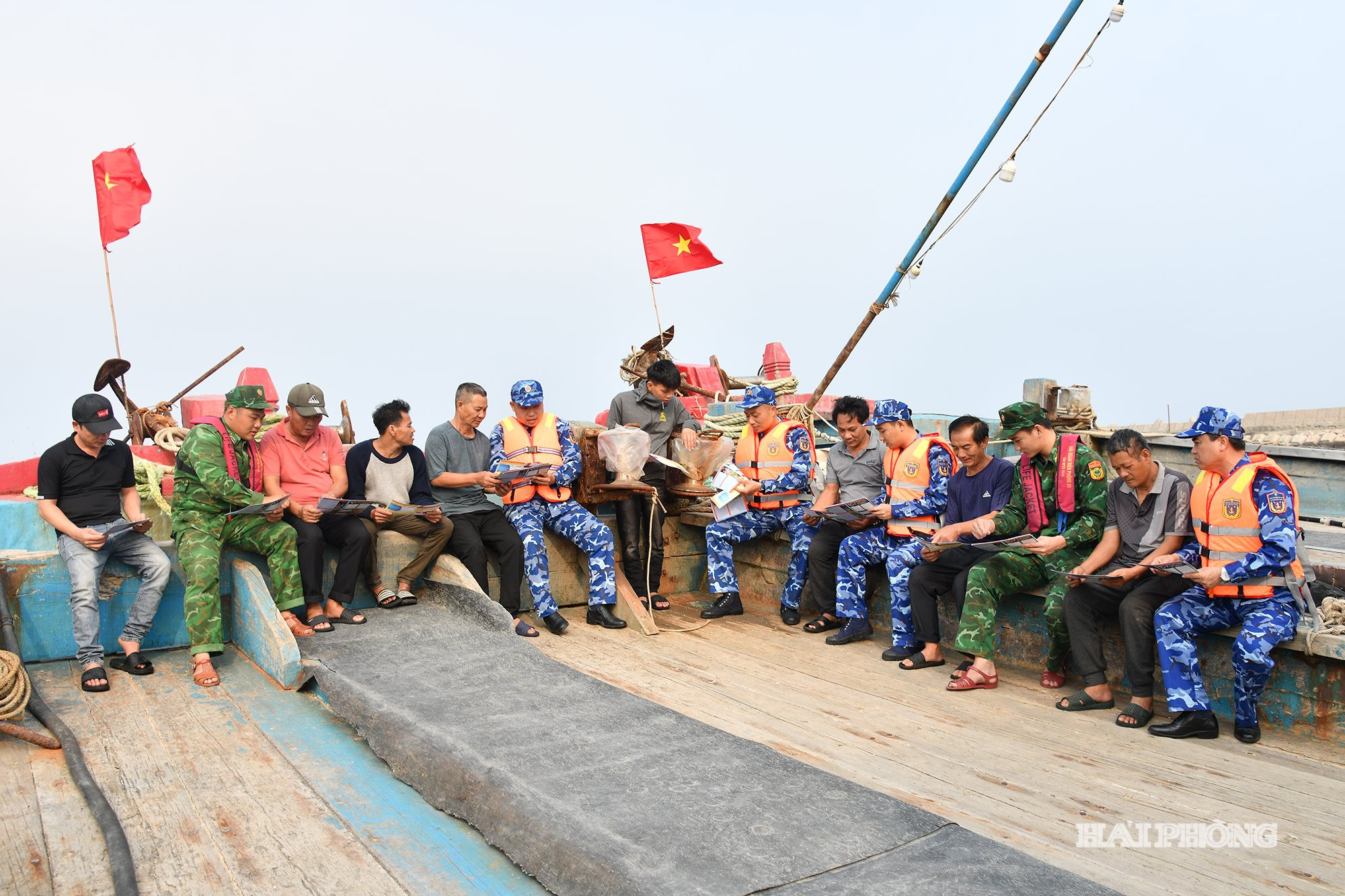 to-cong-tac-phat-to-roi-tuyen-truyen-chong-khai-thac-hai-san-bat-hop-phap-cho-chu-cac-phuong-tien-tau-ca.jpg