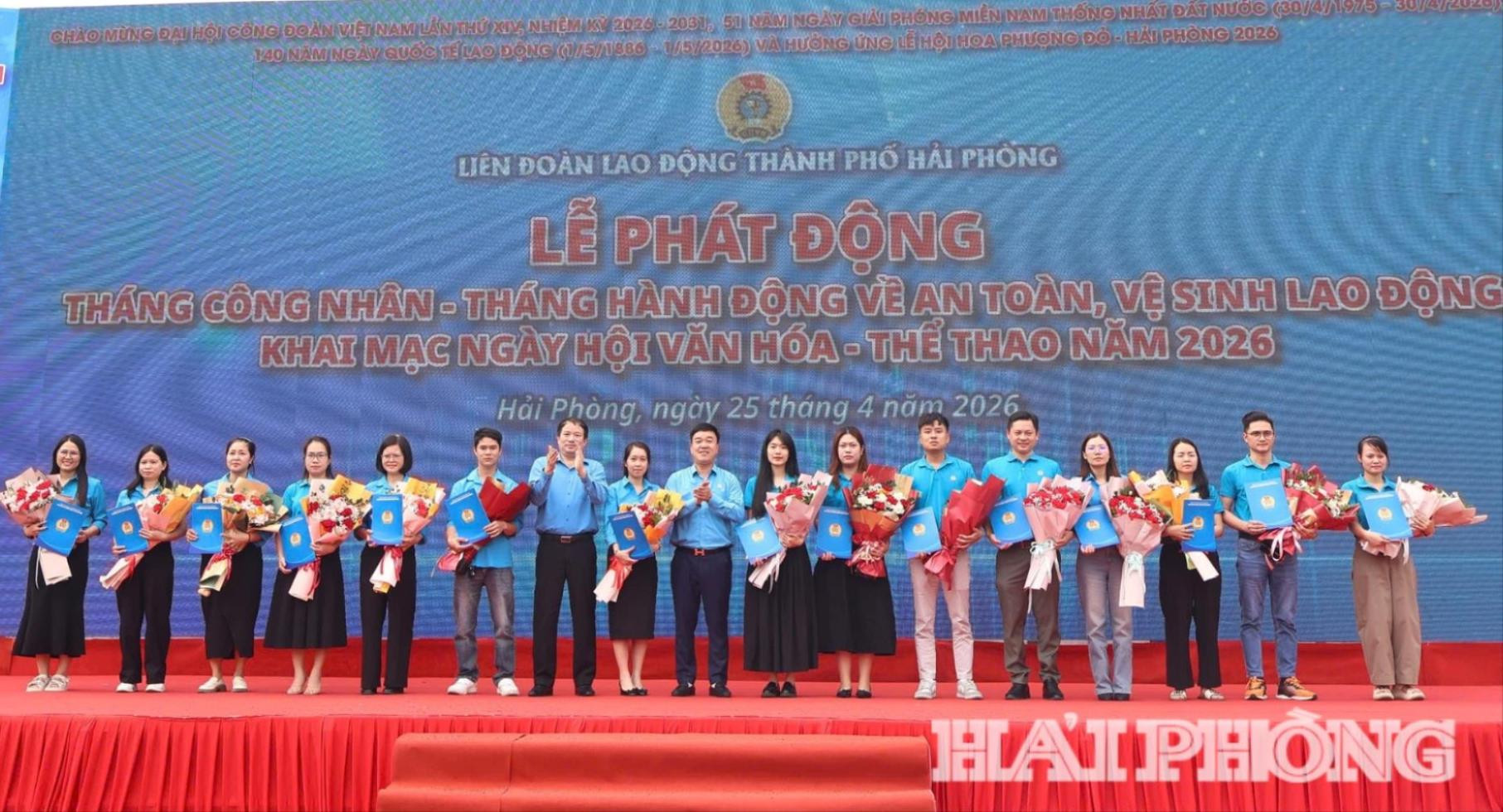 trao-quyet-dinh-thanh-lap-15-cong-doan-co-so-1-.jpg