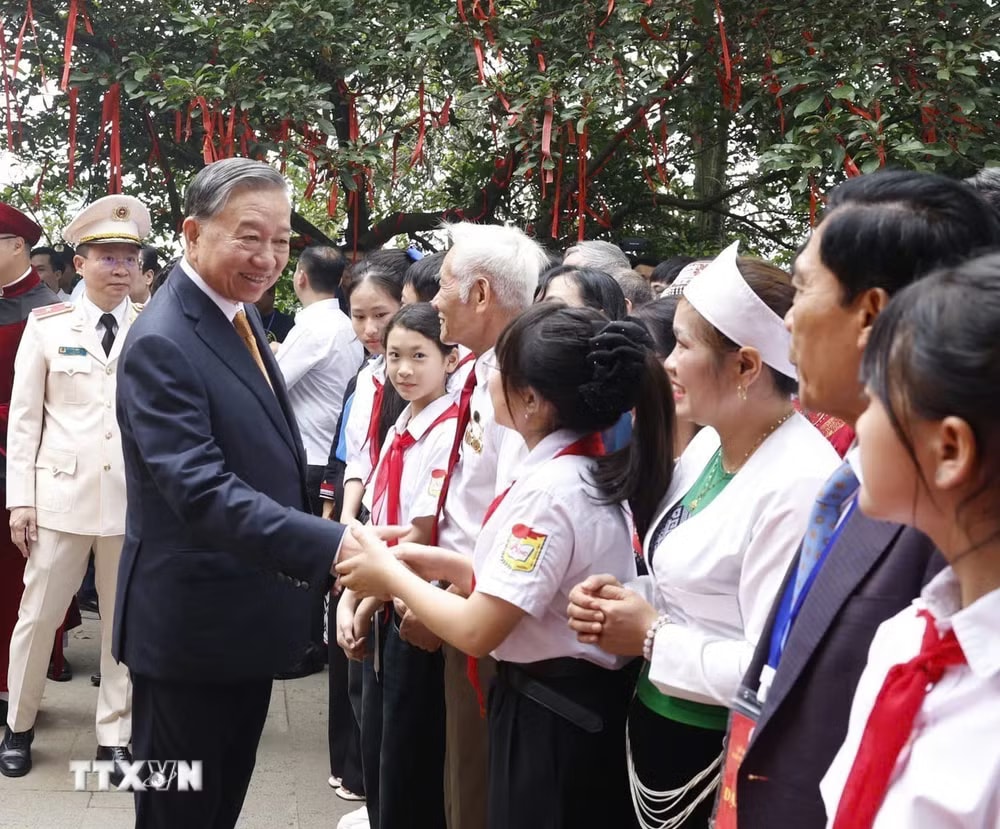 ttxvn-tong-bi-thu-chu-tich-nuoc-to-lam-dang-huong-tuong-niem-cac-vua-hung-17.jpg