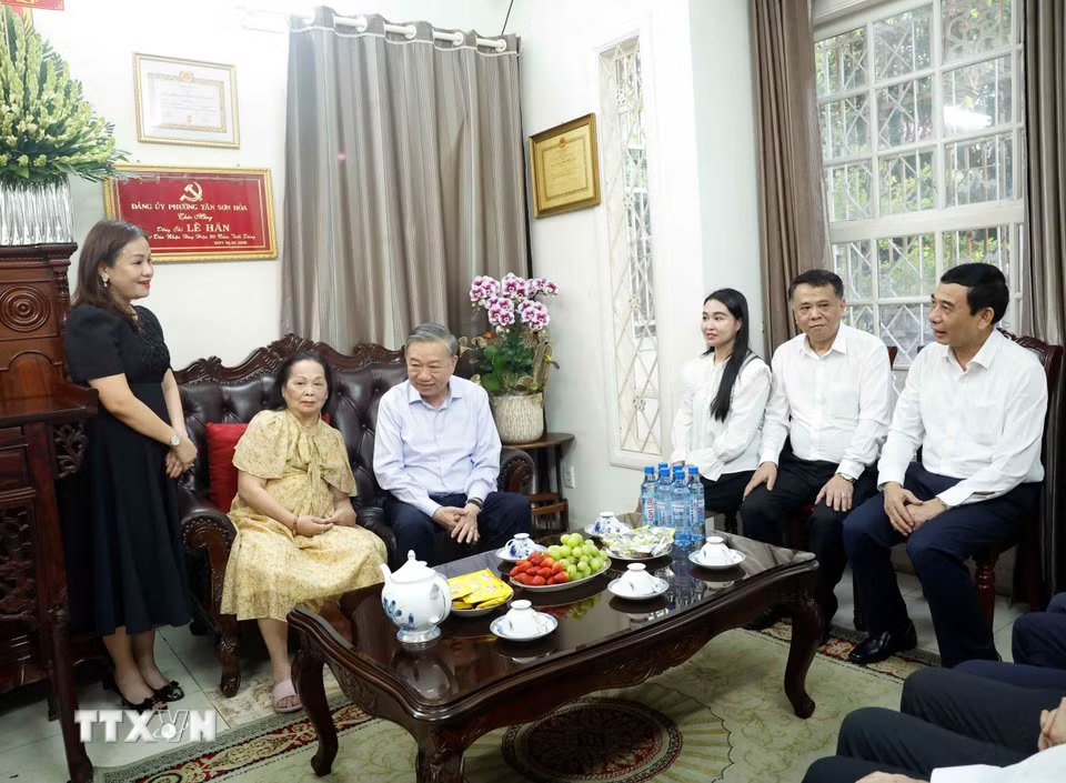 tong-bi-thu-tham-gia-dinh-dong-chi-le-duan.png