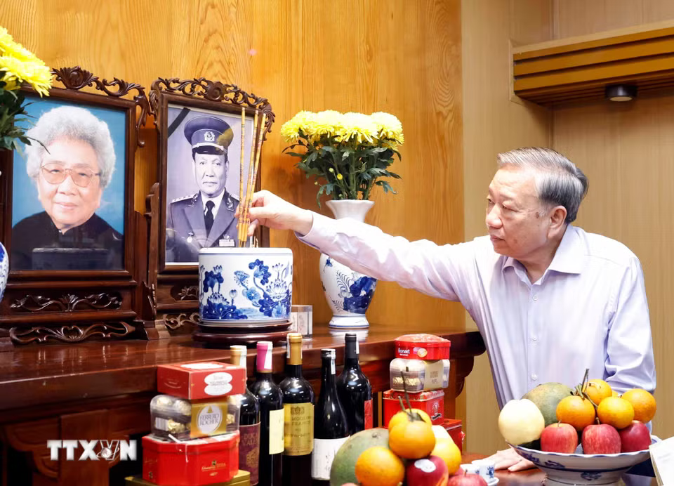 tong-bi-thu-tham-gia-dinh-dong-chi-le-duc-anh.png