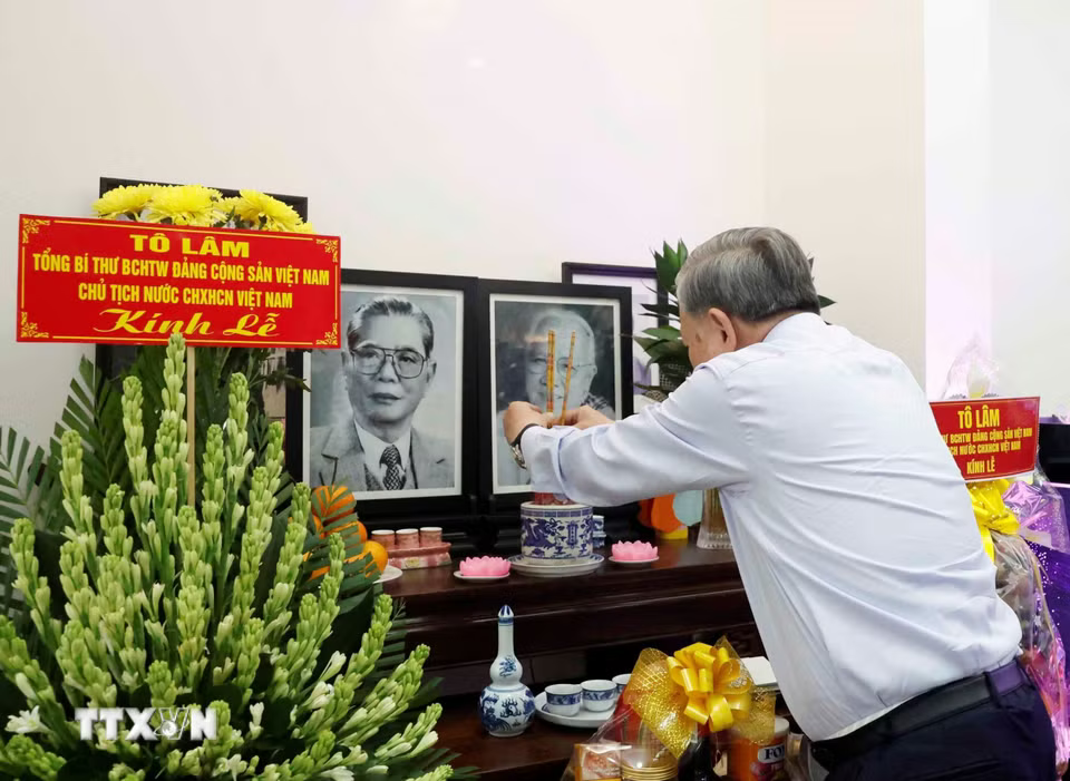tong-bi-thu-tham-gia-dinh-dong-chi-nguyen-van-linh.png