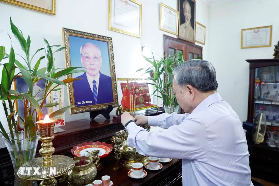 tong-bi-thu-tham-gia-dinh-dong-chi-vo-chi-cong.png