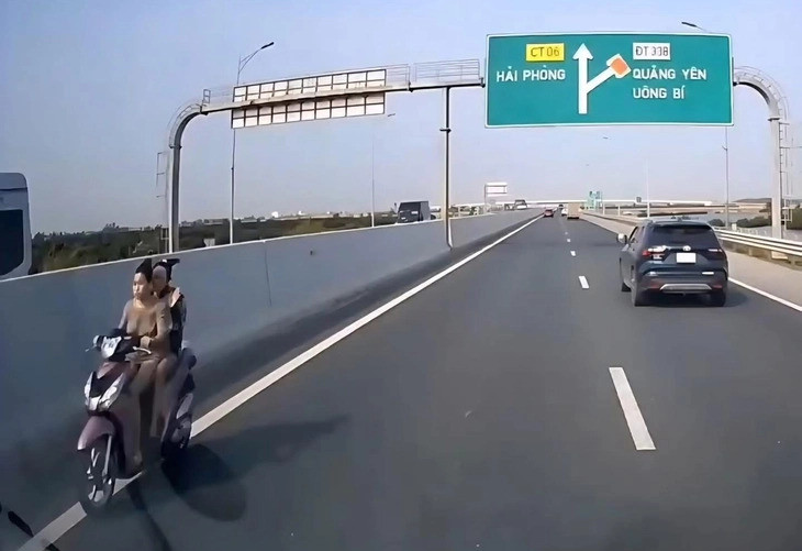 Hai cô gái đèo nhau trên xe máy chạy vào làn sát dải phân cách giữa cao tốc Hạ Long - Hải Phòng.