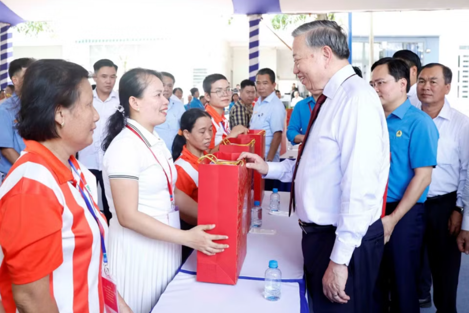 tong-bi-thu-tham-cong-nhan-1.png