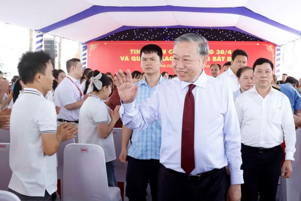 tong-bi-thu-tham-cong-nhan-2.png