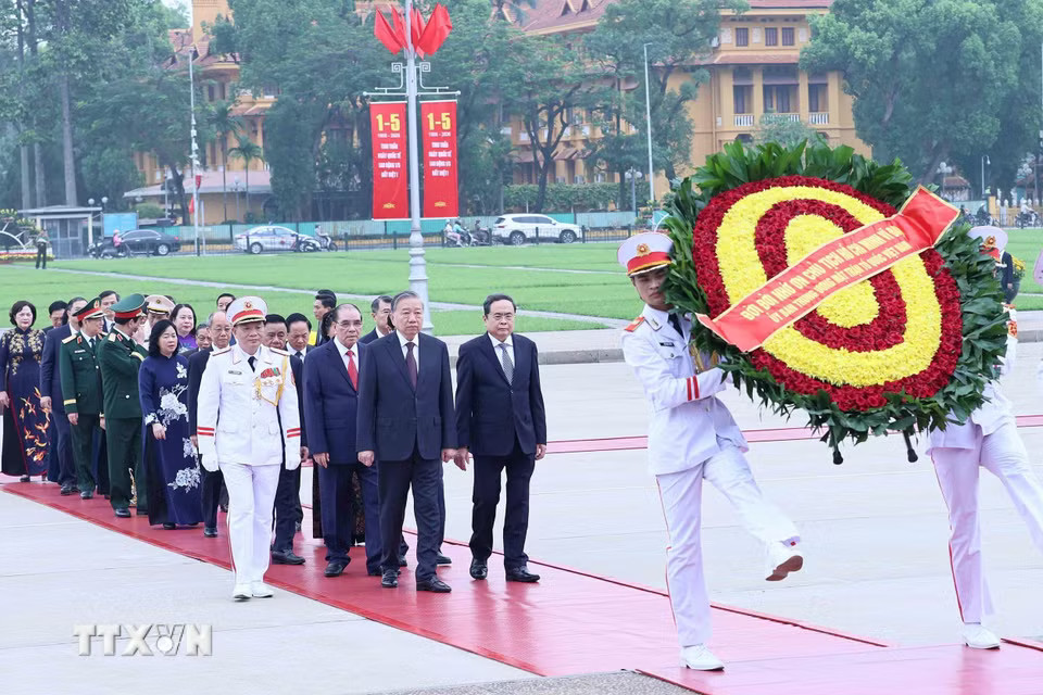 Đoàn Lãnh đạo Đảng, Nhà nước do Tổng Bí thư, Chủ tịch nước Tô Lâm dẫn đầu đến đặt vòng hoa và vào Lăng viếng Chủ tịch Hồ Chí Minh. (Ảnh: An Đăng/TTXVN) 