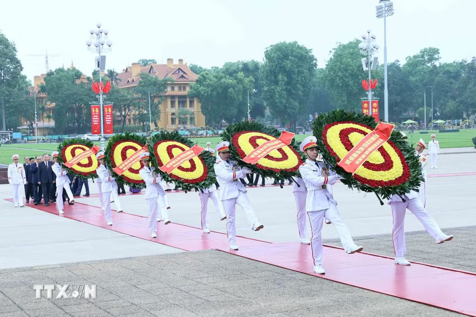 Đoàn Lãnh đạo Đảng, Nhà nước do Tổng Bí thư, Chủ tịch nước Tô Lâm dẫn đầu đến đặt vòng hoa và vào Lăng viếng Chủ tịch Hồ Chí Minh. (Ảnh: An Đăng/TTXVN)