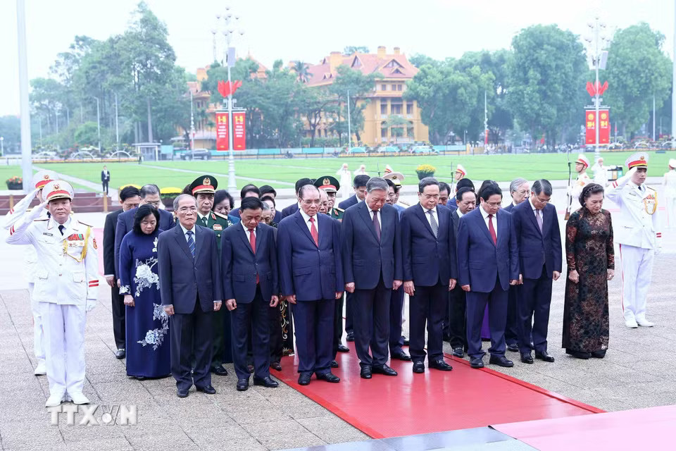 Đoàn Lãnh đạo Đảng, Nhà nước do Tổng Bí thư, Chủ tịch nước Tô Lâm dẫn đầu thành kính tưởng niệm Chủ tịch Hồ Chí Minh. (Ảnh: An Đăng/TTXVN)