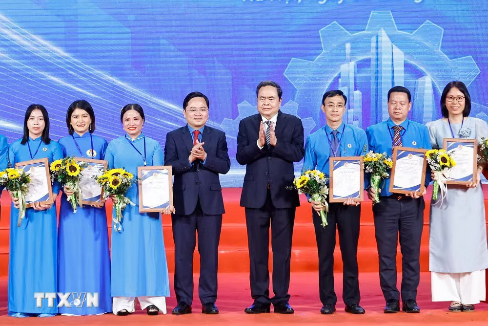 Chủ tịch Quốc hội Trần Thanh Mẫn trao giấy chứng nhận, tuyên dương các Chủ tịch Công đoàn cơ sở xuất sắc tiêu biểu. (Ảnh: Doãn Tấn/TTXVN) ttxvn-2804-chu-tich-quoc-hoi-ngay-quoc-te-lao-dong-14.jpg