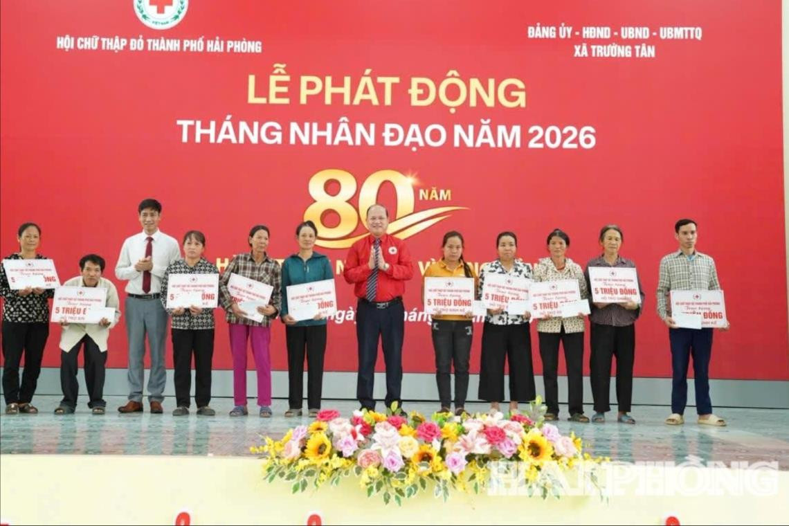 lanh-dao-trao-qua-1-.jpg