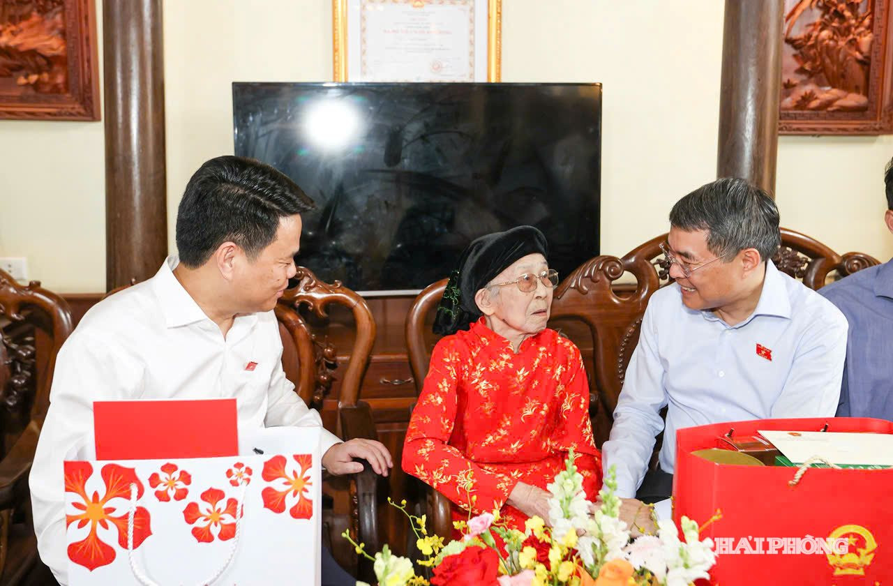 Các đồng chí: Lê Minh Hưng, Thủ tướng Chính phủ; Lê Ngọc Châu, Bí thư Thành uỷ thăm hỏi Mẹ Việt Nam Anh hùng Phạm Thị Hán