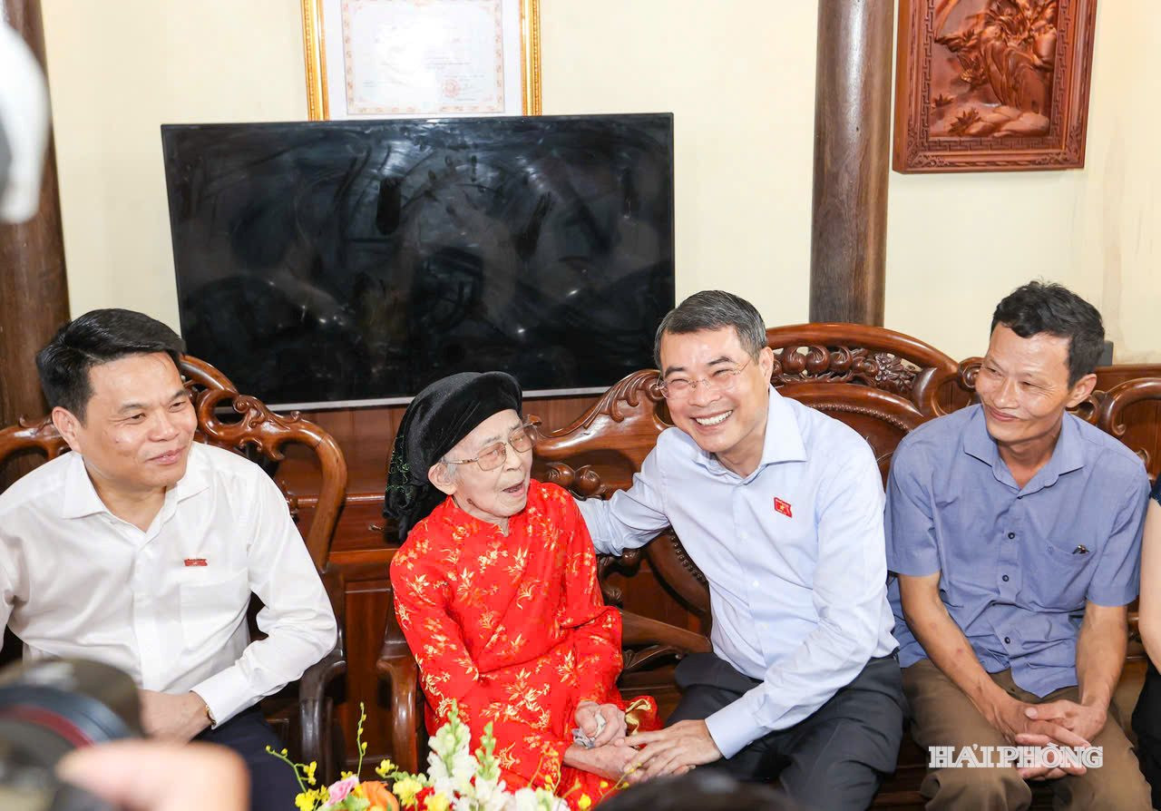 Các đồng chí: Lê Minh Hưng, Thủ tướng Chính phủ; Lê Ngọc Châu, Bí thư Thành uỷ thăm hỏi Mẹ Việt Nam Anh hùng Phạm Thị Hán