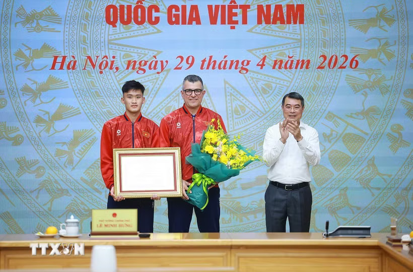 Thủ tướng Lê Minh Hưng tặng bằng khen cho đội tuyển bóng đá nam U17 Quốc gia Việt Nam. (Ảnh: Dương Giang/TTXVN)