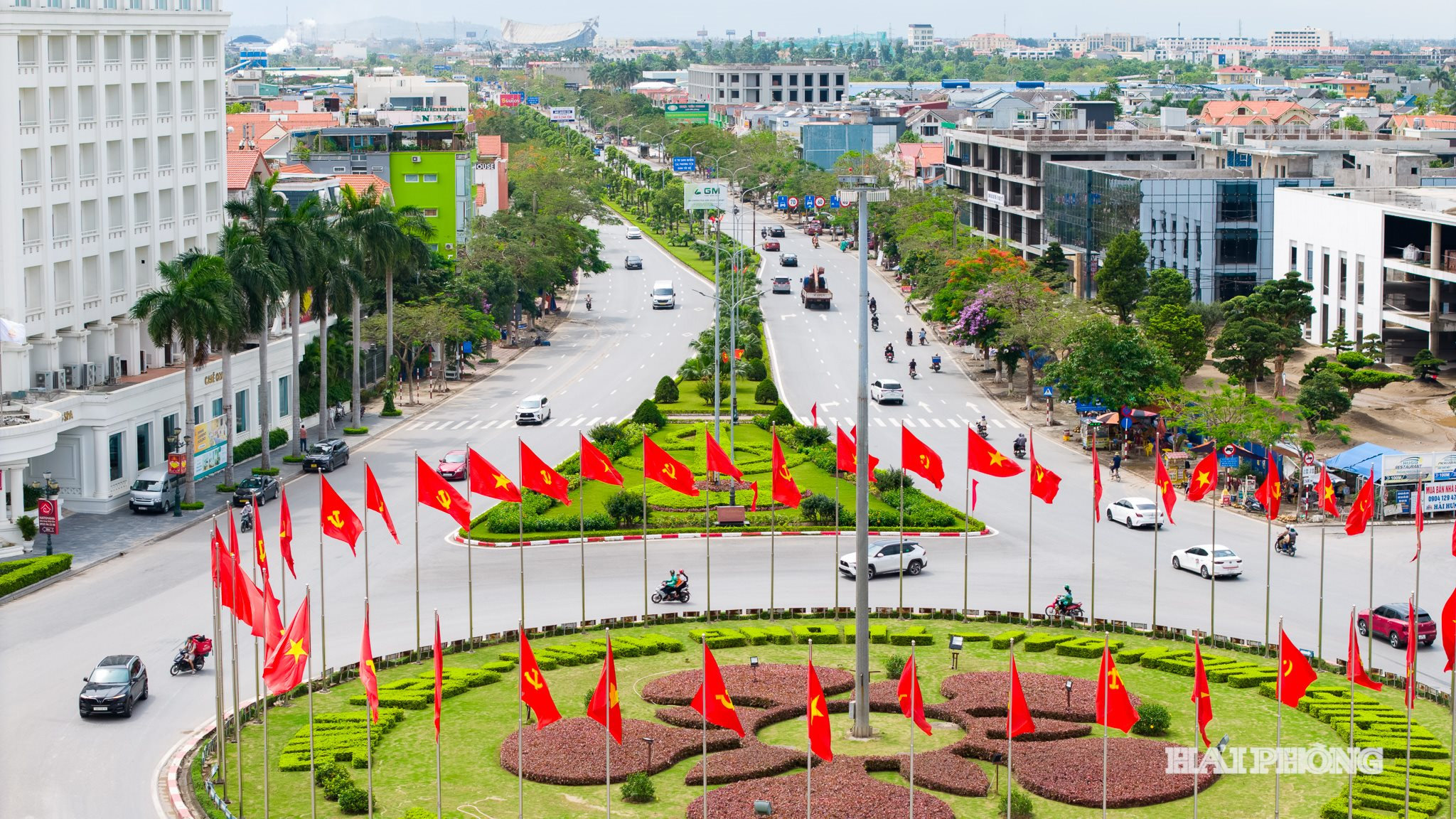 Các cửa ngõ Hải Phòng rực cờ hoa, tạo ấn tượng về không khí lễ 30/4 – 1/5, hướng tới ngày giải phóng Hải Phòng 13/5 và Lễ hội Hoa Phượng Đỏ - Hải Phòng 2026.