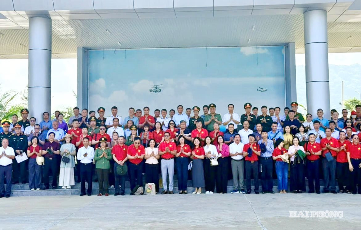Đoàn công tác chụp ảnh lưu niệm.