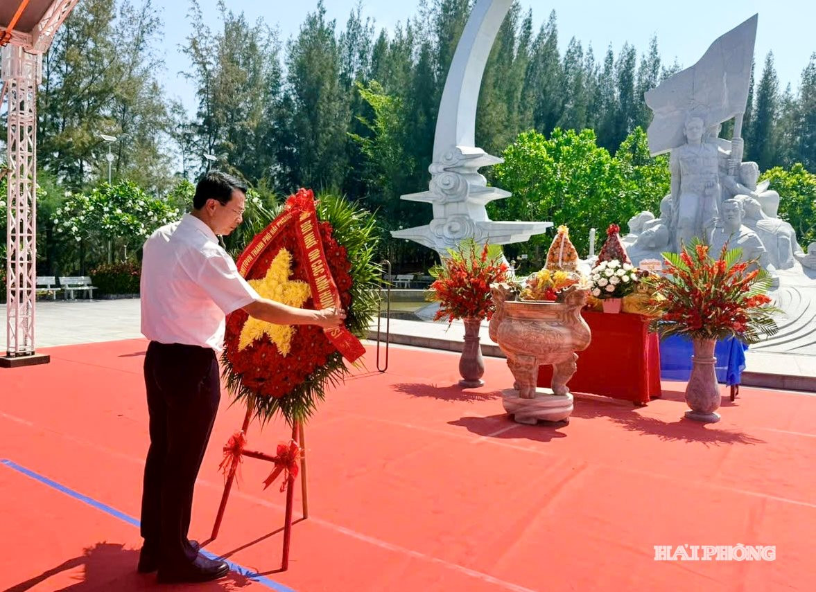 Đoàn công tác thực hiện dâng hương tại Khu tưởng niệm chiến sĩ Gạc Ma.