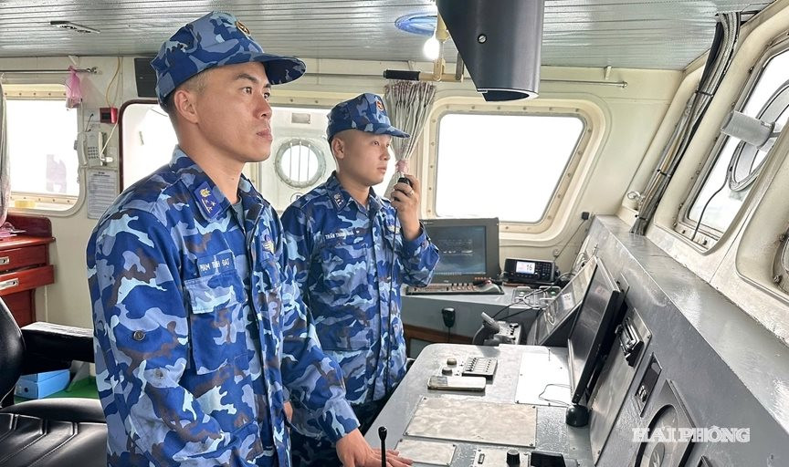 Tàu trực sẵn sàng chiến đấu trên biển
